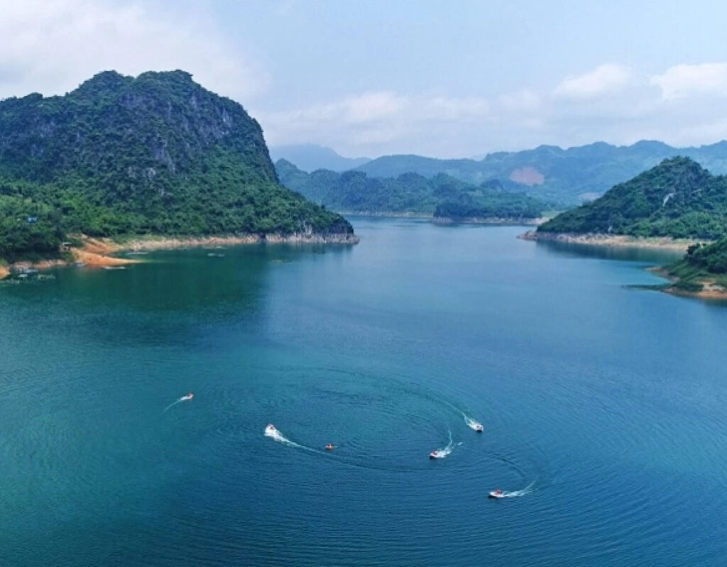 Hoa Binh’s leaders work with VinaCapital on resort project