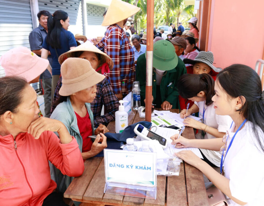 Free health examination and medicine distribution for 600 people of Vinh Hoi hamlet, Binh Dinh province